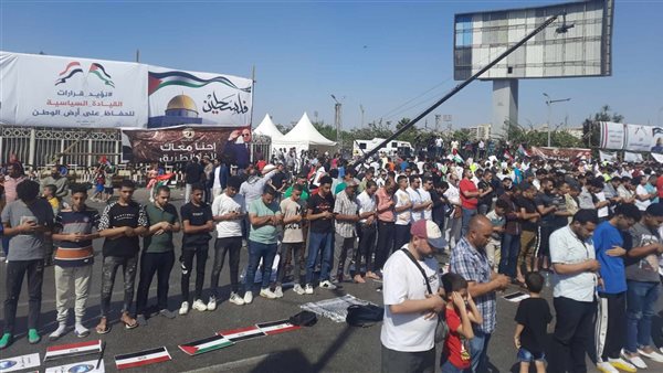المئات يؤدون صلاة الغائب على شهداء غزة بمدينة نصر
