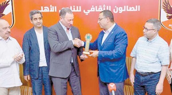 الأهلي يتسلم جائزة أفضل مؤسسة رياضية عربية