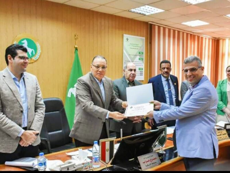 محافظ الشرقية يكرم الدكتور سامح حسين مدير مستشفى الأحرار التعليمى للفوز بجائزة المستشفي السعودي الألمانى