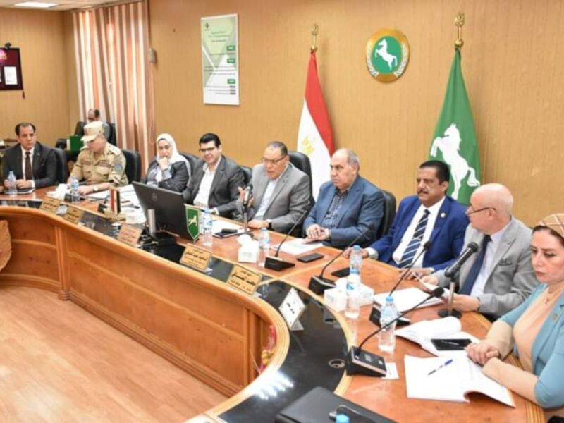 محافظ الشرقية يُكرم وكيل وزارة التضامن الإجتماعي خلال ترأسه إجتماع المجلس التنفيذي للمحافظة