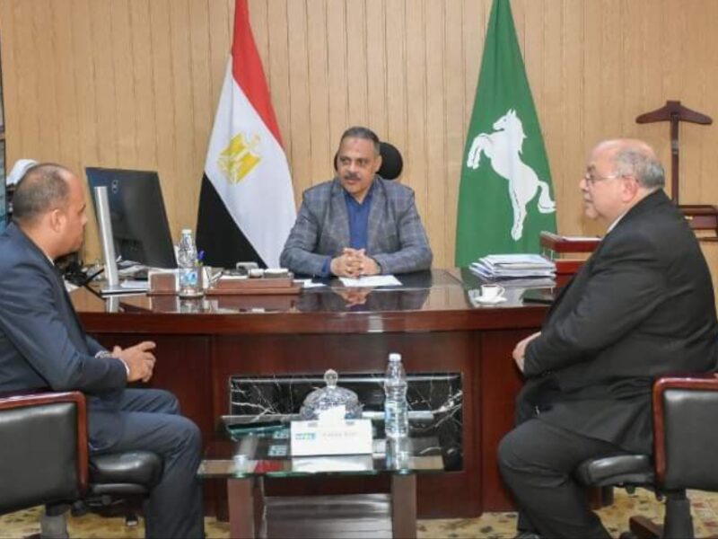 محافظ الشرقية يستقبل السكرتير العام والسكرتير المساعد الجديدين للمحافظة بمكتبه بالديوان العام