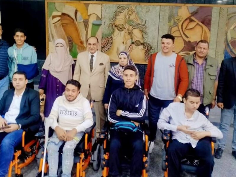 نائب رئيس جامعة الزقازيق للدراسات العليا والبحوث يسلم كراسي متحركة وأطرافاً صناعية للطلاب ذوي الهمم