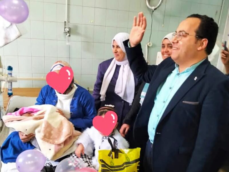 في لفتة إنسانية مضيئة .. العاملون بمستشفى بلبيس يحتفلون بمريضة فشل كلوي بعد وضع مولودها بأمان