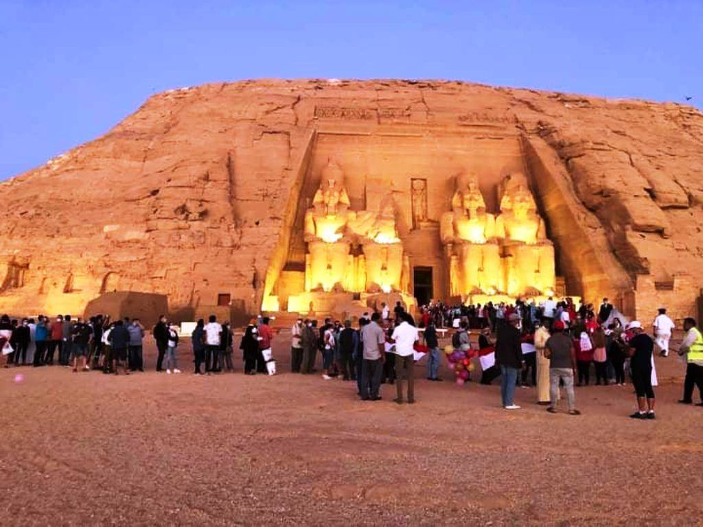 إقبال كبير من الزائرين لمشاهدة تعامد الشمس على معابد الكرنك