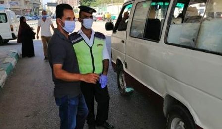 تغريم 34 سائق لعدم الإلتزام بإرتداء الكمامة الواقية لمواجهة فيروس كورونا المستجد