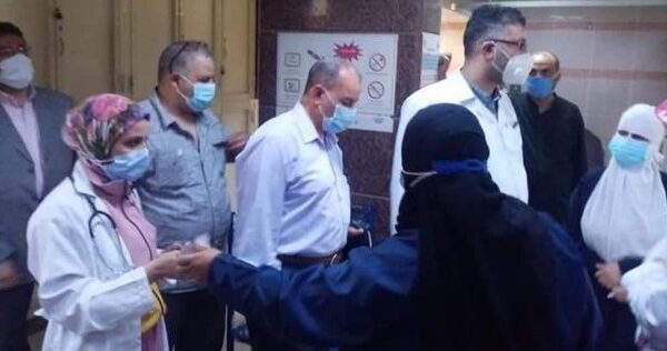 مدير عام فرع الشرقية للتامين الصحى :يتفقد المبرة بالزقازيق ليتأكد من توافر الادوية والمستلزمات استعدادا لايام الاجازات والاعياد