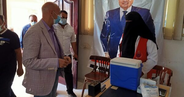 وكيل الصحة بالشرقية يتابع تطعيم المواطنين بالمصانع والبنك الأهلي والمركز الطبي