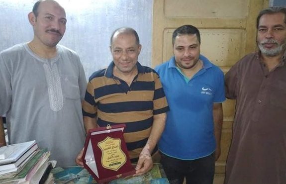 تلبية لمطالب أهالي قرية غيتة مركز بلبيس.. تكريم الدكتور السيد كامل “طبيب الغلابة “.