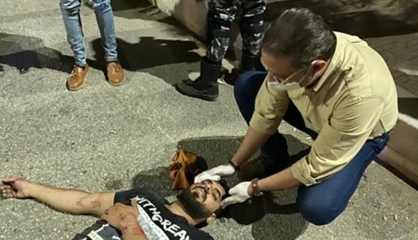 محافظ الفيوم يُسعف شابًّا صدمته سيارة على الطريق