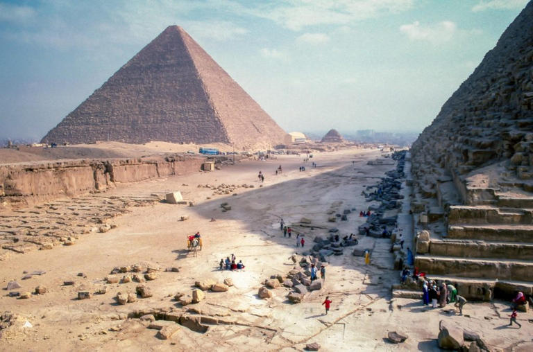 مسئول بالمتحف الكبير يعدد أدلة تؤكد أن الأهرمات شيدت بأياد مصرية