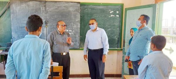 محافظ الشرقية يفاجيء مدرسة كفر أباظة الإعدادية المشتركة ويُحيل 10 من العاملين بالمدرسة للتحقيق