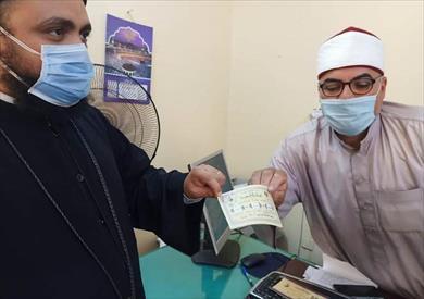 كاهن كنيسة العذراء مريم بأبو كبير يشتري صك الأضحية