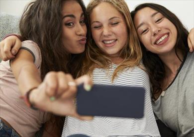دراسة: وسائل التواصل الاجتماعى تقود المراهقين لاضطرابات الطعام