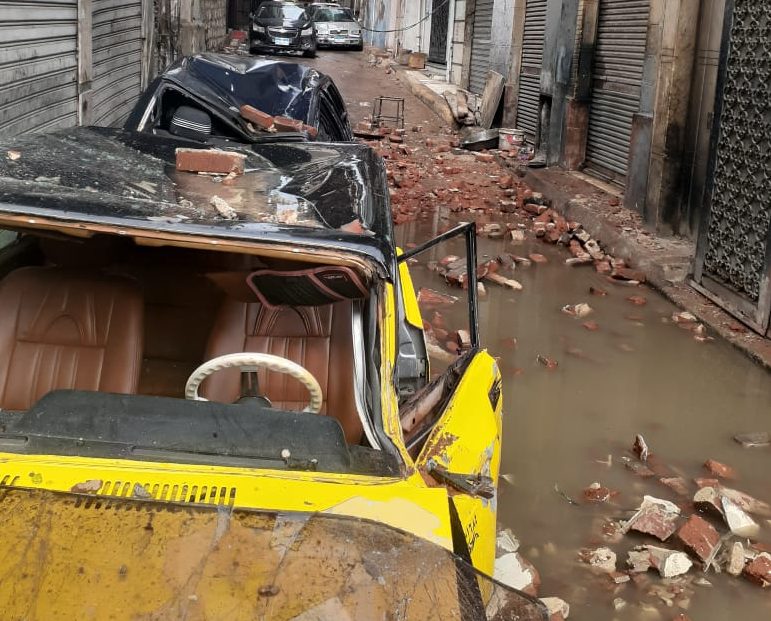 تحطم سيارتين إثر انهيار شرفة عقار قديم في الإسكندرية
