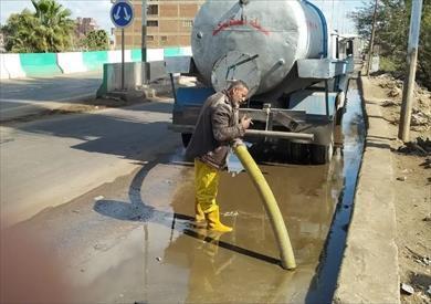 الدفع بمعدات لشفط مياه الأمطار المتراكمة بشوارع مدينة الزقازيق في الشرقية