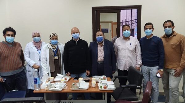 وكيل وزارة الصحة بالشرقية يشارك الفريق الطبي بمركز تطعيم المواطنين بلقاح كورونا بأبوحماد الإفطار في اليوم الثاني من شهر رمضان المبارك