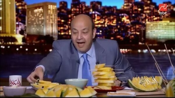 «حَمار وصفار وحلاوة».. عمرو أديب يظهر بـ «بطيخ أصفر» على الهواء.. فيديو