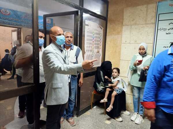 وكيل وزارة الصحة بالشرقية يشرف بنفسه علي تنظيم توافد المواطنين وتطعيمهم بلقاح كورونا