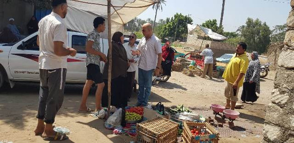 محافظ الشرقية يخصص مكان لبائعة خضار ويعفيها من الرسوم