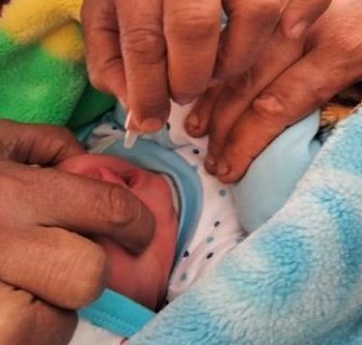 صحة الشرقية: قبل إنتهائها بساعات قليلة مؤمن أصغر طفل بالمحافظة يلتحق بالحملة ضد شلل الأطفال