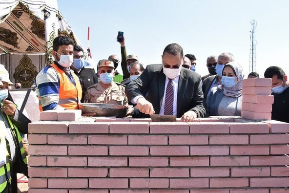 محافظ الشرقية ومدير سلاح المهندسين العسكريين يضعان حجر الأساس لتنفيذ المشروع القومي للتطوير العمراني لعواصم المحافظات والمدن الكبري بقرية كفر الحمام وأرض المدرسة الثانوية بالحريري بمركز الزقازيق