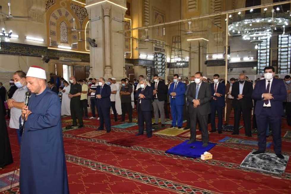 محافظ الشرقية يُؤدي صلاة عيد الأضحي وسط الاف من المواطنين