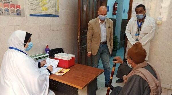 وكيل وزارة الصحة يتابع تطعيم المواطنين بلقاح كورونا فى الشرقية.