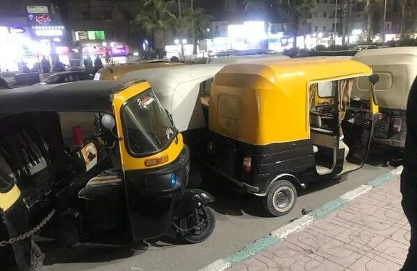 الأجهزة التنفيذية برئاسة مركز الزقازيق تضبط 16 توك توك مخالف لخطوط السير بشوارع المدينة