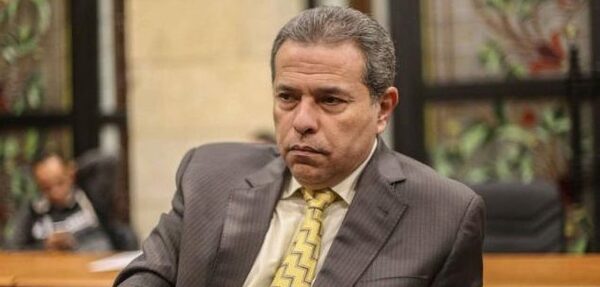 إخلاء سبيل الإعلامي توفيق عكاشة بعد احتجازه في مطار القاهرة