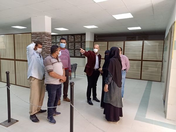 وكيل وزارة الصحة بالشرقية يتفقد المركز الطبي ببلبيس إستعدادا لتطعيم المواطنين بلقاح كورونا