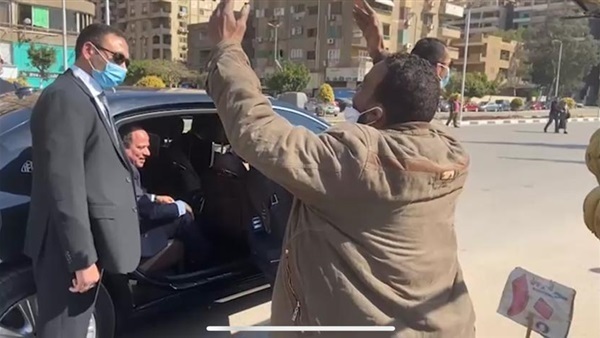 بالفيديو والصور.. السيسي يوجه بعلاج بائع فاكهة ومساعدة اثنين آخرين