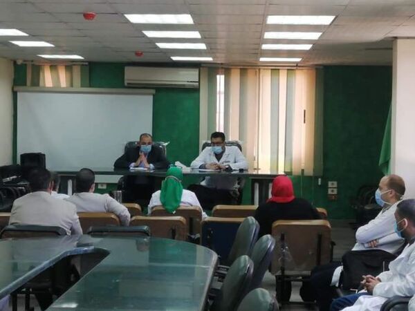 مدير التأمين الصحى بالشرقية يؤكد على متابعة حالات العزل بمستشفى الزقازيق