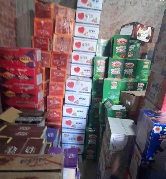 ضبط ٣٠٠ علبه بسكويت و١٠٠ كيلو لحوم مصنعة داخل مخزن لبيع المواد الغذائية بدون ترخيص بمدينة العاشر من رمضان