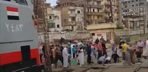 وزارة الداخلية تكشف ملابسات «صلاة العيد على القضبان»:
