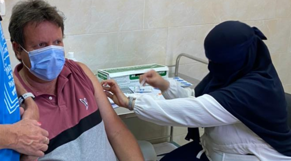 تطعيم وفدمن دولة جنوب أفريقيا بلقاح كورونا فى المركز الطبى بالعاشر من رمضان