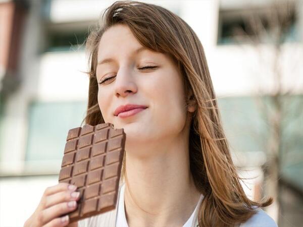 تناول الشيكولاتة فى الصباح يحرق الدهون ويخفض السكر فى الدم ..دراسة تؤكد