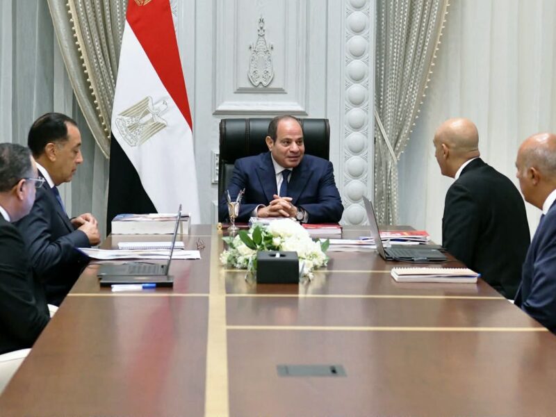 السيسي يوجه بتكثيف معارض المستلزمات الدراسية وضمان تطبيق الحد الأدنى للأجور بالمدارس