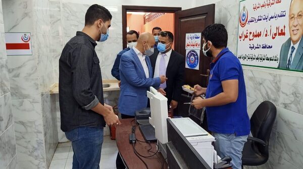 وكيل وزارة الصحة بالشرقية يوزع الحلوي علي فرق تطعيم المواطنين بلقاح كورونا بالزقازيق إحتفالا بعيد الفطر