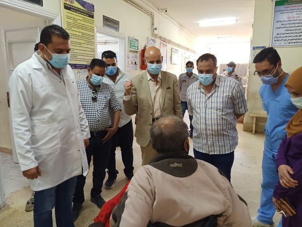 وكيل وزارة الصحة بالشرقية يتفقد سير العمل بمستشفي الصالحية ويوجه بتوفير كيس دم فورا ومجاناً لمريض كلي