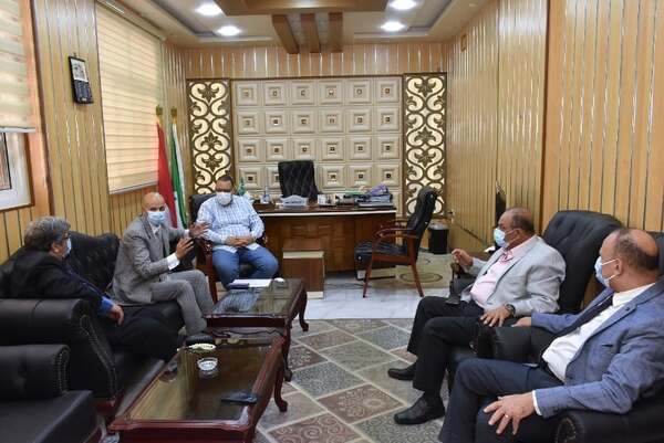 محافظ الشرقية يُنسق مع مسؤولي الجهات الصحية و الطبيه كيفية متابعه الحالات المصابه بفيروس كورونا بالعزل المنزلي والمستشفيات الحكوميه و الخاصه