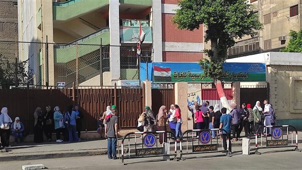 طلاب الثانوية العامة يتوافدون على اللجان لأداء امتحان الاقتصاد والإحصاء