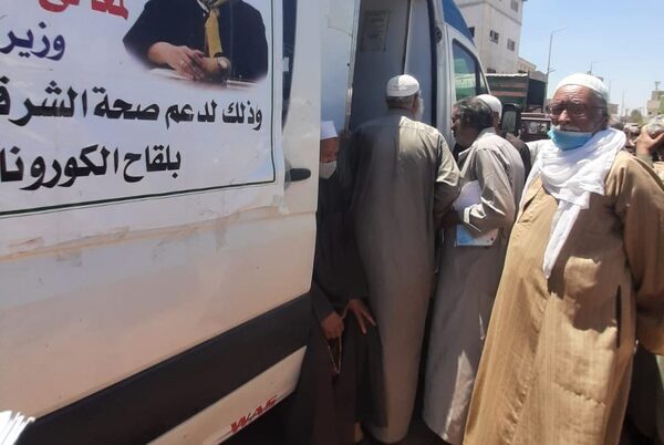 صحة الشرقية: جهود مكثفة مستمرة لتطعيم كبار السن أصحاب المعاشات من أمام مكاتب صرف المعاشات بالمحافظة بلقاح كورونا من خلال العيادات المتنقلة