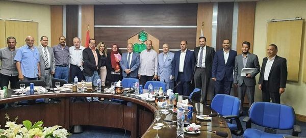 جمعية مستثمرى العاشر من رمضان تبحث رفع كفائة المناطق الصناعية مع رئيس جهاز المدينة
