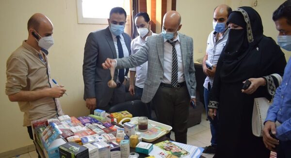 وكيل وزارة الصحة بالشرقية يقود حملة مكبرة لمداهمة مصنع غير مرخص لتصنيع وتعبئة الأدوية المغشوشة المصرية والمستوردة بالعاشر من رمضان وضبط أكثر من ٦٠٠ ألف مخالفة دوائية و٣ طن مواد خام