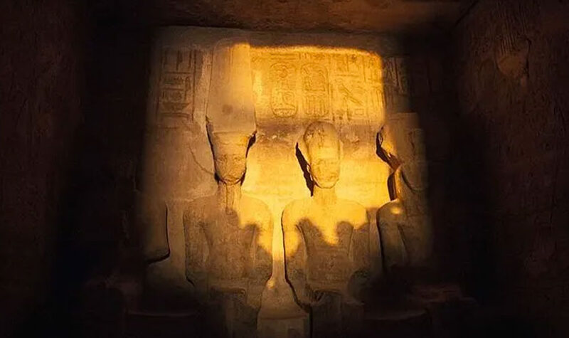 الشمس تتعامد على تمثال الملك رمسيس الثاني في معبد أبوسمبل…دون احتفال تضامنا مع غزة