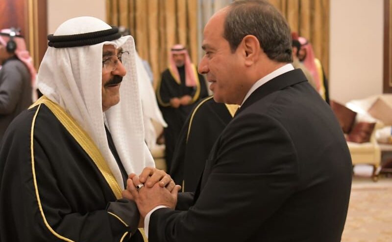 المتحدث الرئاسي ينشر صور تقديم الرئيس السيسي واجب العزاء في الشيخ نواف الأحمد