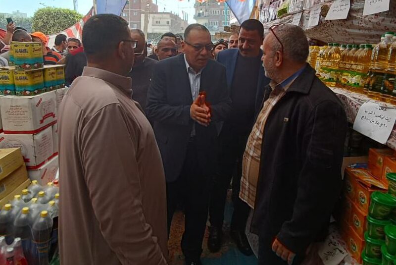 محافظ الشرقية يتفقد انتظام العمل بمعرض “أهلًا رمضان” بالحسينية