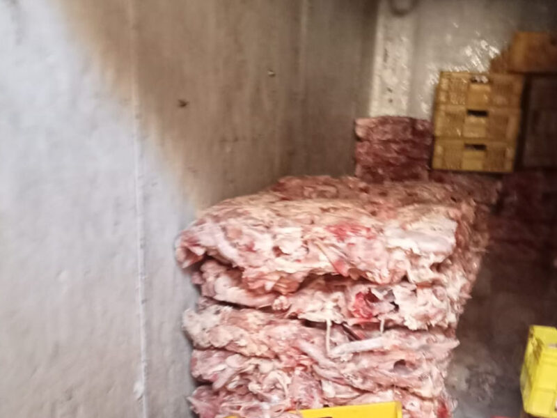 بيطري الشرقية : ضبط (٢٨ طنًا و٩٤٧ كجم) من اللحوم والدواجن والمنتجات الغذائية الفاسدة ومجهولة المصدر