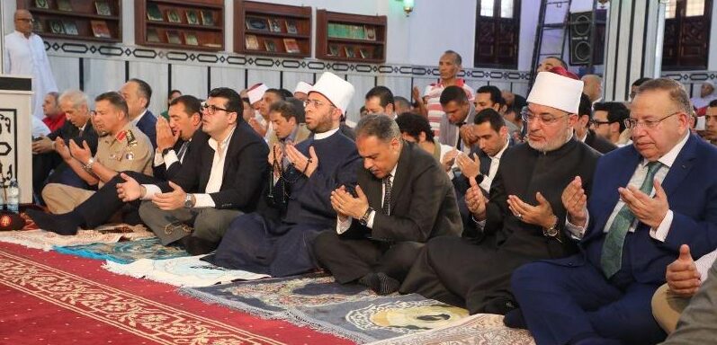 وزير الأوقاف ومحافظ الشرقية ومفتي الجمهورية بمسجد الإمام الأكبر الدكتور عبد الحليم محمود شيخ الأزهر الأسبق بقرية السلام بمركز بلبيس