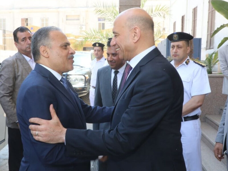 محافظ الشرقية يقدم التهنئة لمدير الأمن الجديد بمناسبة توليه مهام منصبه